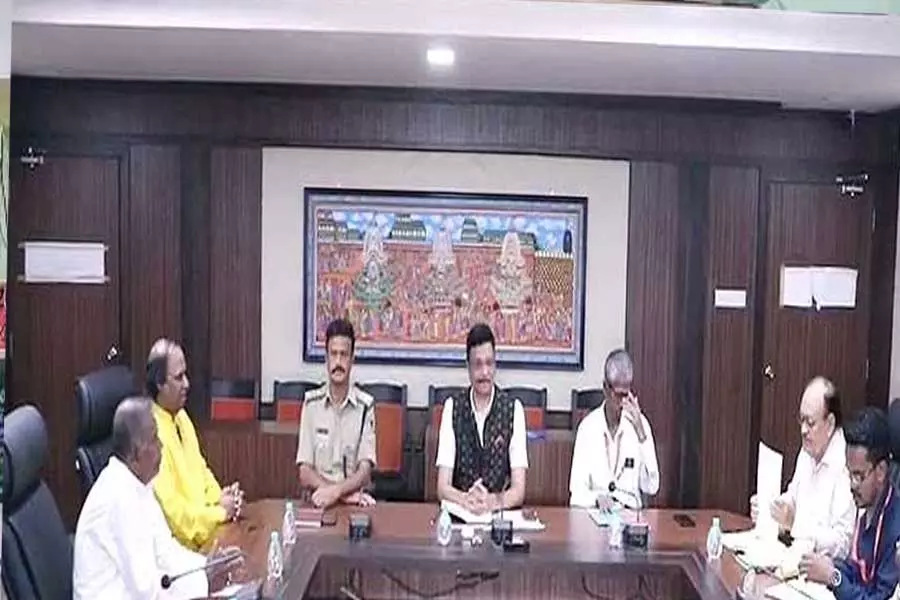 दीघा मंदिर विवाद: दैतापति रामकृष्ण दास महापात्र, अन्य एसजेटीए के समक्ष पेश हुए दीघा मंदिर विवाद: दैतापति रामकृष्ण दास महापात्र, अन्य एसजेटीए के समक्ष पेश हुए