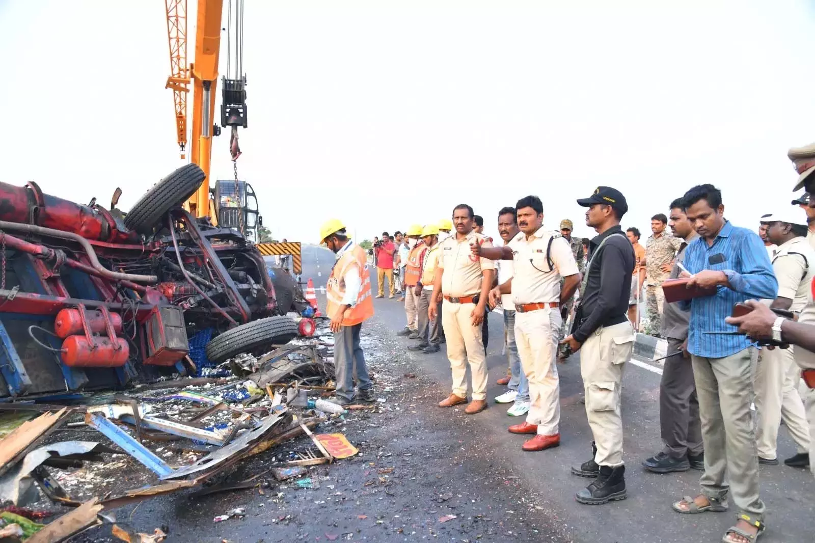 Prakasam में कई सड़क दुर्घटनाओं में पांच लोगों की मौत Prakasam में कई सड़क दुर्घटनाओं में पांच लोगों की मौत