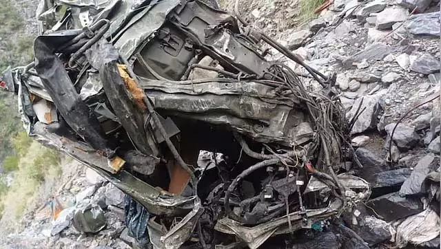 J&K : सेना का वाहन खाई में गिरा, तीन जवानों की मौके पर ही मौत J&K : सेना का वाहन खाई में गिरा, तीन जवानों की मौके पर ही मौत