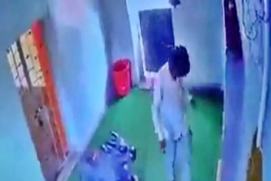 पुणे के मंदिर में देवी की मूर्ति को अपवित्र करने के आरोप में एक व्यक्ति गिरफ्तार, नाबालिग बेटा हिरासत में पुणे के मंदिर में देवी की मूर्ति को अपवित्र करने के आरोप में एक व्यक्ति गिरफ्तार, नाबालिग बेटा हिरासत में