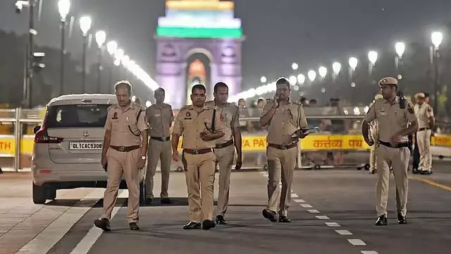 New Delhi : देश में अवैध रूप से रहने के आरोप में छह महिलाओं समेत 10 बांग्लादेशी नागरिक गिरफ्तार New Delhi : देश में अवैध रूप से रहने के आरोप में छह महिलाओं समेत 10 बांग्लादेशी नागरिक गिरफ्तार