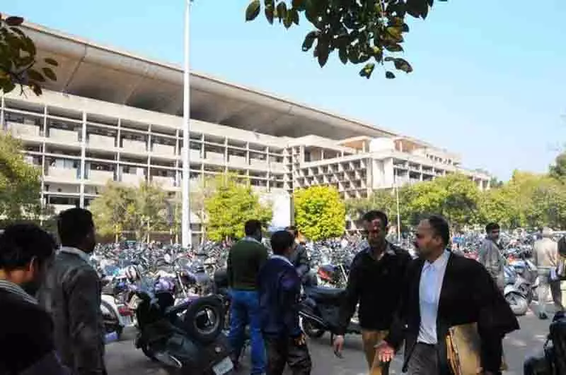 HC ने अफीम बरामदगी मामले में अभियोजन पक्ष को संवेदनहीन रवैये के लिए फटकार लगाई HC ने अफीम बरामदगी मामले में अभियोजन पक्ष को संवेदनहीन रवैये के लिए फटकार लगाई