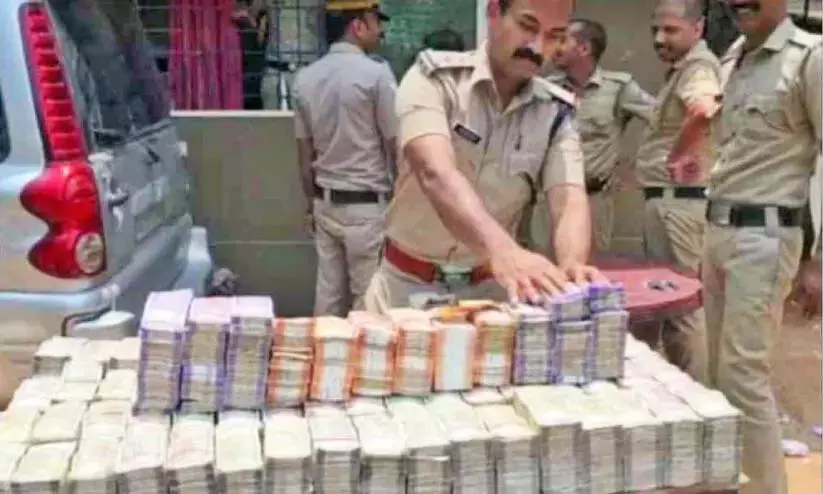 एलेट्टुल में अवैध कर वसूली में चार करोड़ रुपये जब्त एलेट्टुल में अवैध कर वसूली में चार करोड़ रुपये जब्त