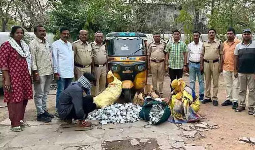 महाराष्ट्र से अवैध शराब की तस्करी के आरोप में Adilabad में एक पुरुष और एक महिला गिरफ्तार महाराष्ट्र से अवैध शराब की तस्करी के आरोप में Adilabad में एक पुरुष और एक महिला गिरफ्तार