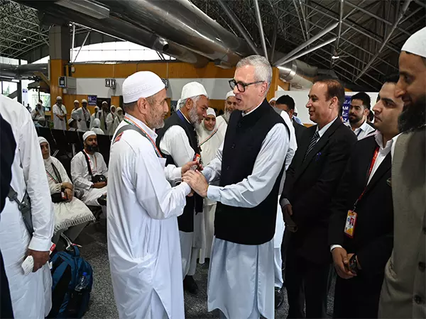 उमर अब्दुल्ला ने Srinagar से हज यात्रियों के पहले जत्थे को दिखाई हरी झंडी उमर अब्दुल्ला ने Srinagar से हज यात्रियों के पहले जत्थे को दिखाई हरी झंडी