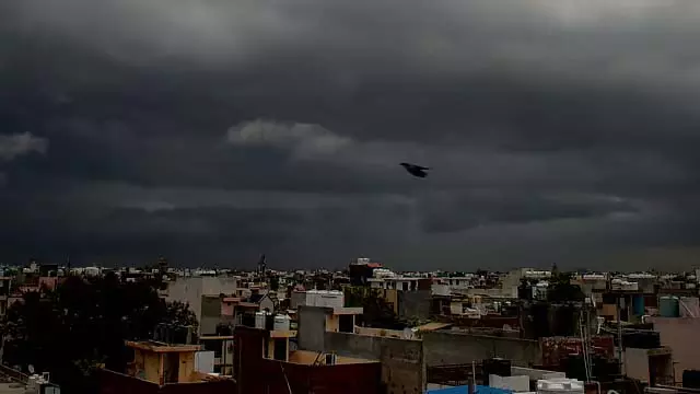 Chennai के उपनगरीय क्षेत्रों में बारिश Chennai के उपनगरीय क्षेत्रों में बारिश