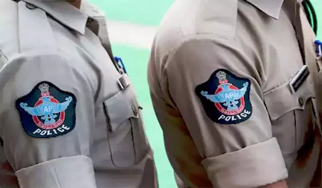 आंध्र : YSRCP कार्यकर्ताओं के हेलीकॉप्टर पर कूदने का मामला सात लोग पुलिस हिरासत में आंध्र : YSRCP कार्यकर्ताओं के हेलीकॉप्टर पर कूदने का मामला सात लोग पुलिस हिरासत में