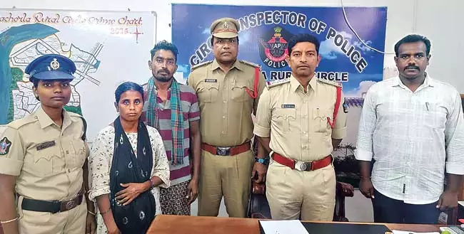 Andhra : रात में जंगल में भटके प्रेमी युगल को पुलिस ने बचाया Andhra : रात में जंगल में भटके प्रेमी युगल को पुलिस ने बचाया