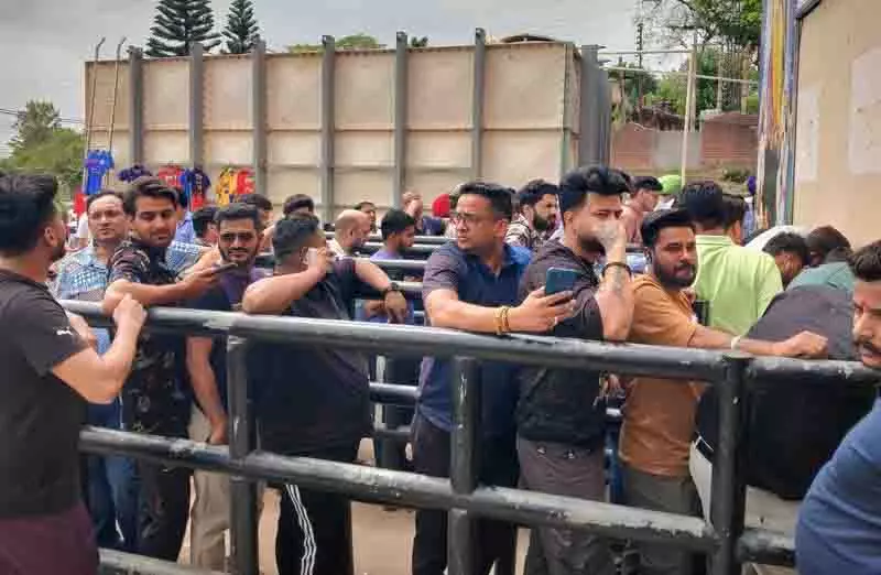 11 मई की दोपहर को IPL मैच के टिकटों के लिए भारी भीड़ 11 मई की दोपहर को IPL मैच के टिकटों के लिए भारी भीड़