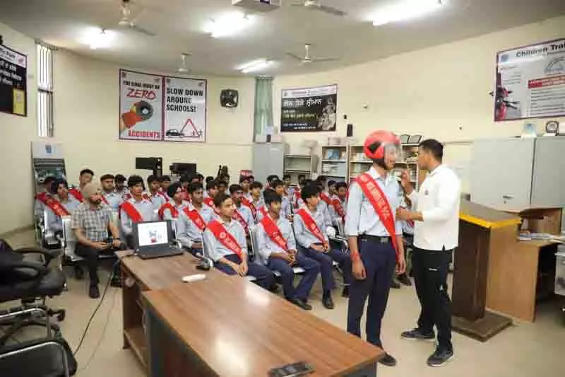 Chandigarh: यातायात पुलिस ने व्यापक सड़क सुरक्षा अभियान शुरू Chandigarh: यातायात पुलिस ने व्यापक सड़क सुरक्षा अभियान शुरू