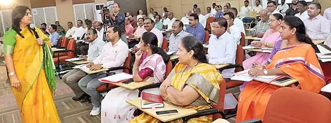 जिला शिक्षा अधिकारियों को कक्षा शिक्षण की जांच करनी चाहिए : शिक्षा सचिव जिला शिक्षा अधिकारियों को कक्षा शिक्षण की जांच करनी चाहिए : शिक्षा सचिव
