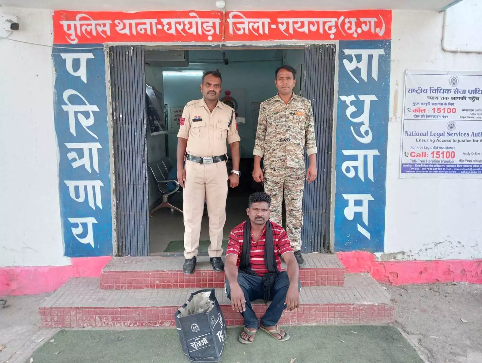 अवैध शराब पर पुलिस की छापेमारी, एक आरोपी गिरफ्तार अवैध शराब पर पुलिस की छापेमारी, एक आरोपी गिरफ्तार