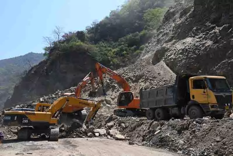 Nerchowk-Pandoh Road 4 माइल के पास दो बार 2 घंटे तक बंद रहेगा Nerchowk-Pandoh Road 4 माइल के पास दो बार 2 घंटे तक बंद रहेगा