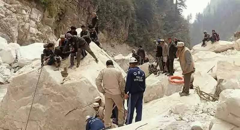 Kullu के मलाणा नाले से एक और युवक का शव बरामद Kullu के मलाणा नाले से एक और युवक का शव बरामद
