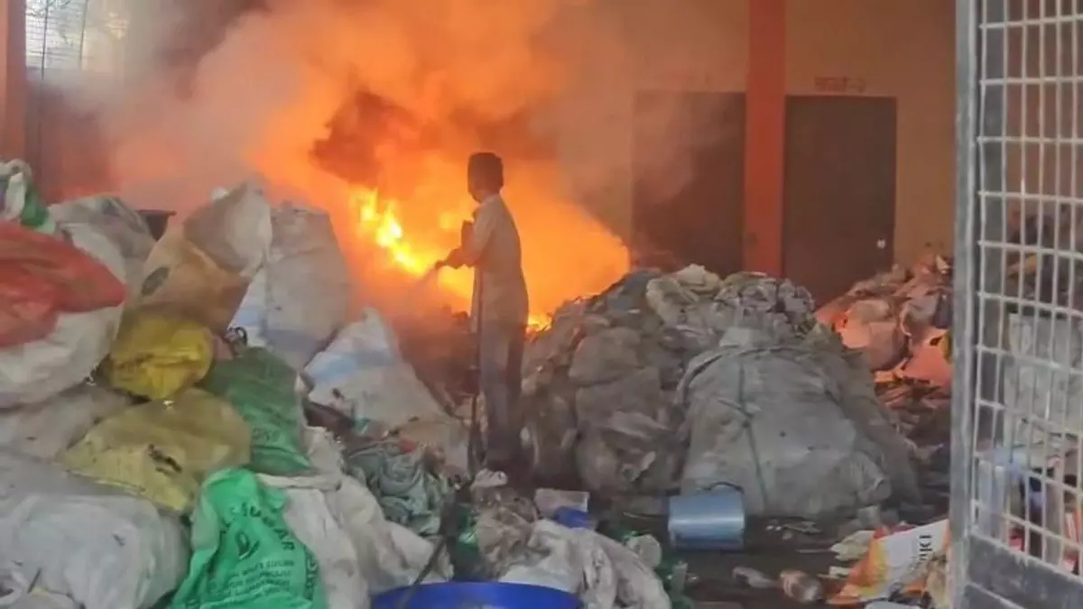 Moradabad में कबाड़ गोदाम में भड़की आग, दमकल की तत्परता से टला बड़ा हादसा Moradabad में कबाड़ गोदाम में भड़की आग, दमकल की तत्परता से टला बड़ा हादसा