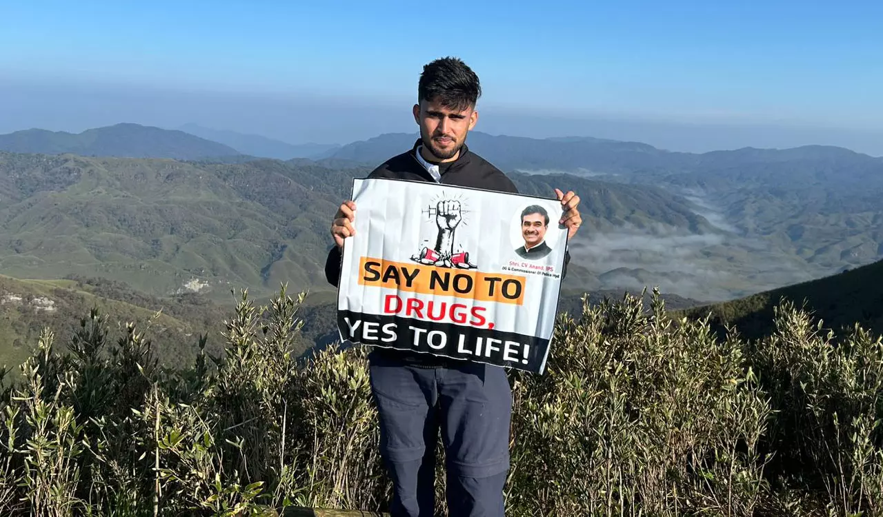 Hyderabad स्थित पर्वतारोही भुक्या यशवंत ने मणिपुर के माउंट इसो पर चढ़ाई की Hyderabad स्थित पर्वतारोही भुक्या यशवंत ने मणिपुर के माउंट इसो पर चढ़ाई की