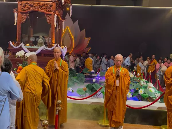 Ho Chi Minh City में पवित्र बुद्ध अवशेष प्रदर्शनी से पहले वैश्विक प्रतिनिधियों के आगमन पर रौनक Ho Chi Minh City में पवित्र बुद्ध अवशेष प्रदर्शनी से पहले वैश्विक प्रतिनिधियों के आगमन पर रौनक