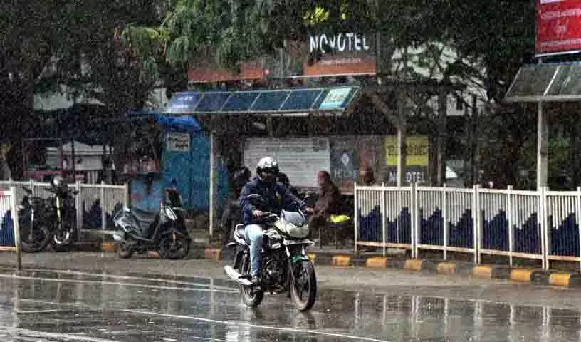 Hyderabad और आसपास के जिलों में आंधी-तूफान आया Hyderabad और आसपास के जिलों में आंधी-तूफान आया