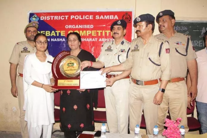 Samba पुलिस ने नशीली दवाओं के दुरुपयोग पर व्याख्यान आयोजित किया Samba पुलिस ने नशीली दवाओं के दुरुपयोग पर व्याख्यान आयोजित किया