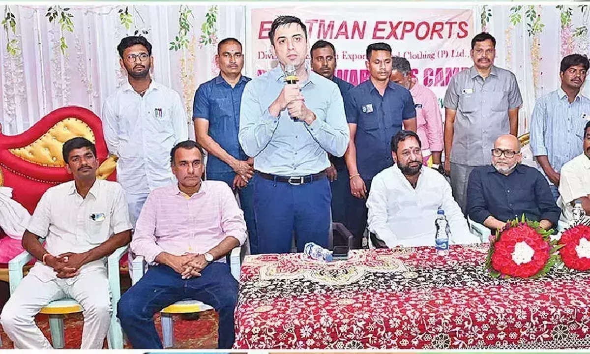 रोजगार सृजन में उद्योग महत्वपूर्ण: कलेक्टर सुमित कुमार रोजगार सृजन में उद्योग महत्वपूर्ण: कलेक्टर सुमित कुमार
