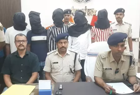 एंबुलेंस से गांजे की तस्करी, 78 किलो माल जब्त, तीन तस्कर गिरफ्तार एंबुलेंस से गांजे की तस्करी, 78 किलो माल जब्त, तीन तस्कर गिरफ्तार