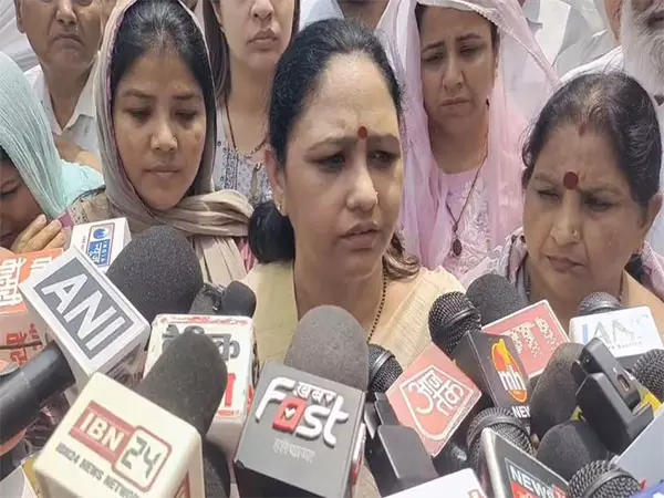CM की पत्नी सुमन सैनी ने करनाल में नौसेना अधिकारी विनय नरवाल की श्रद्धांजलि सभा में उन्हें श्रद्धांजलि दी CM की पत्नी सुमन सैनी ने करनाल में नौसेना अधिकारी विनय नरवाल की श्रद्धांजलि सभा में उन्हें श्रद्धांजलि दी