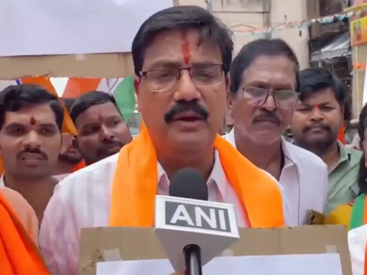 BJP नेता महेंद्र, पार्टी कार्यकर्ताओं द्वारा चारमीनार पर विरोध प्रदर्शन BJP नेता महेंद्र, पार्टी कार्यकर्ताओं द्वारा चारमीनार पर विरोध प्रदर्शन