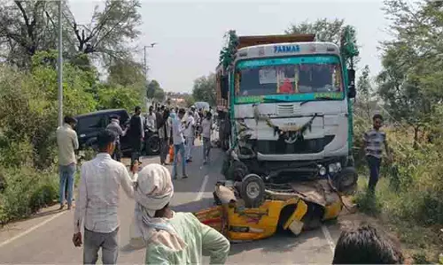 Up News: दर्दनाक हादसा, कंटेनर के नीचे दबा ऑटो,  4 लोगो की मौत
