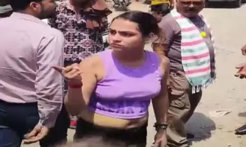 रॉन्ग साइड में कार दौड़ा रही थी युवती, बाइक टकराने पर करने लगी गाली-गलौज