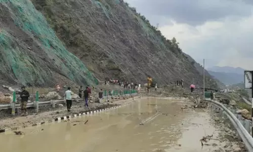 Srinagar-Jammu राष्ट्रीय राजमार्ग फंसे हुए यातायात के लिए खुला Srinagar-Jammu राष्ट्रीय राजमार्ग फंसे हुए यातायात के लिए खुला