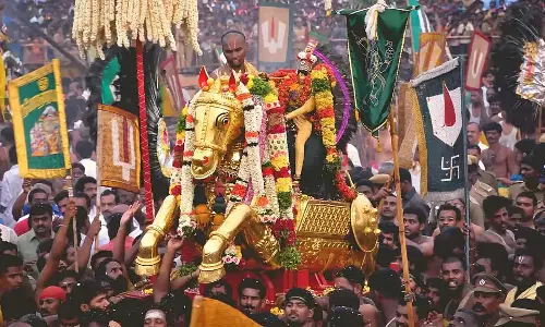 चिथिरई उत्सव की सुंदरियों के स्वागत की तैयारी में जुटे भक्त