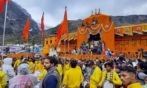 बद्रीनाथ मंदिर के कपाट आज सुबह खुले हेलीकॉप्टर से पुष्प वर्षा कर स्वागत किया गया बद्रीनाथ मंदिर के कपाट आज सुबह खुले हेलीकॉप्टर से पुष्प वर्षा कर स्वागत किया गया