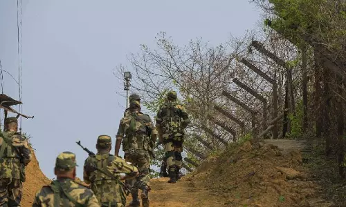 बॉर्डर गार्ड बांग्लादेश ने सीमा बाड़ के पार Dinajpur के दो किसानों को हिरासत में लिया