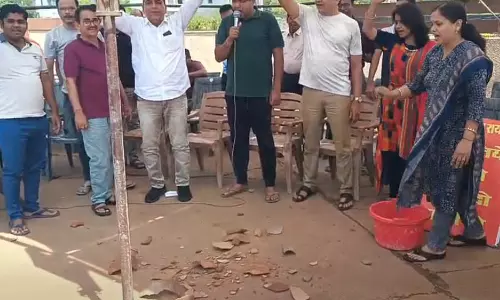 रायपुर : पानी की किल्लत से परेशान लोगों ने फोड़े मटके रायपुर : पानी की किल्लत से परेशान लोगों ने फोड़े मटके