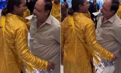 शख्स ने ढोल वाले के पास जाकर की ऐसी हरकत, देखें VIDEO शख्स ने ढोल वाले के पास जाकर की ऐसी हरकत, देखें VIDEO