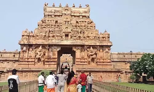 गर्मी की छुट्टियां: तंजावुर के बड़े मंदिर में उमड़े पर्यटक गर्मी की छुट्टियां: तंजावुर के बड़े मंदिर में उमड़े पर्यटक