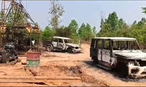 माइनिंग कंपनी की साइट पर नक्सली हमला, 6 गाड़ियों और बड़ी मशीनों में लगाई आग माइनिंग कंपनी की साइट पर नक्सली हमला, 6 गाड़ियों और बड़ी मशीनों में लगाई आग