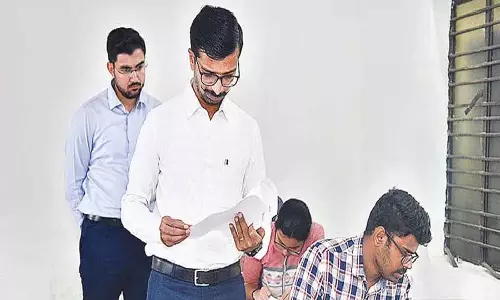 कलेक्टर ने एपीपीएससी ग्रुप-1 मुख्य परीक्षा केंद्र का निरीक्षण किया कलेक्टर ने एपीपीएससी ग्रुप-1 मुख्य परीक्षा केंद्र का निरीक्षण किया