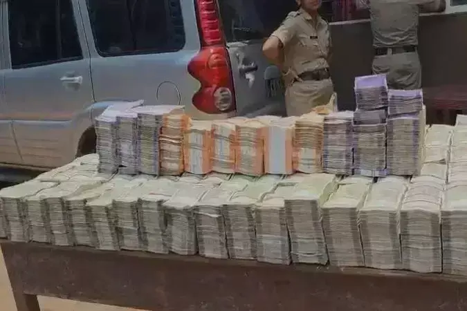 Kozhikode में पुलिस ने वाहन से 4 करोड़ रुपये की बेहिसाबी नकदी जब्त की, 2 गिरफ्तार