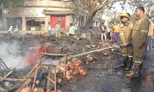 टेडी वियर शॉप में लगी आग ने लिया विकराल रूप, एक की मौत टेडी वियर शॉप में लगी आग ने लिया विकराल रूप, एक की मौत