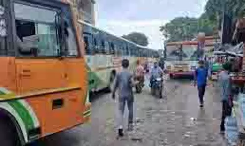 Up News:  स्टैंड से निकलकर सड़क पर सवारियां बैठा रही हैं बसें, शहर में लग रहा है जाम