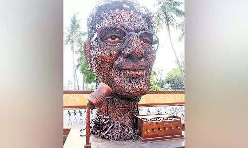 Bhubaneswar में कलिंगा स्टूडियो के पास यह अपशिष्ट-से-कला मूर्तिकला अक्षय मोहंती को सम्मानित किया