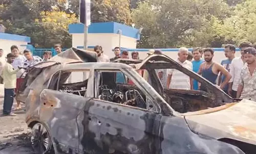 चलती कार बनी आग का गोला, जिंदा जला युवक चलती कार बनी आग का गोला, जिंदा जला युवक