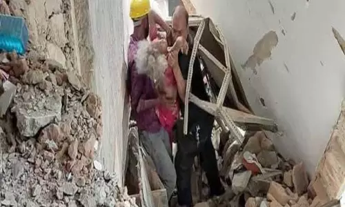 Jamshedpur में अस्पताल की जर्जर बालकनी गिरने से तीन लोगों की मौत Jamshedpur में अस्पताल की जर्जर बालकनी गिरने से तीन लोगों की मौत