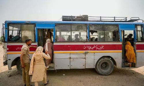Jammu: कागजी कार्रवाई के मुद्दे पर निर्वासन रोके जाने के कारण कई लोग घर लौट गए Jammu: कागजी कार्रवाई के मुद्दे पर निर्वासन रोके जाने के कारण कई लोग घर लौट गए
