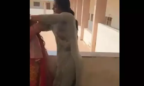 प्रिंसिपल और लाइब्रेरियन सस्पेंड, फाईटिंग वीडियो पर शिक्षा विभाग ने लिया संज्ञान प्रिंसिपल और लाइब्रेरियन सस्पेंड, फाईटिंग वीडियो पर शिक्षा विभाग ने लिया संज्ञान
