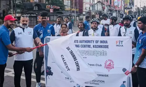 स्वास्थ्य जागरूकता नारे के साथ साइकिल रैली स्वास्थ्य जागरूकता नारे के साथ साइकिल रैली