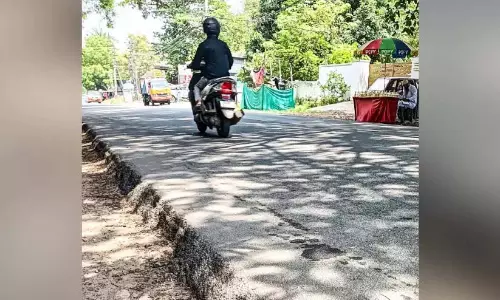सड़क पर स्तर का अंतर; दुर्घटना की ओर दौड़ते वाहन सड़क पर स्तर का अंतर; दुर्घटना की ओर दौड़ते वाहन