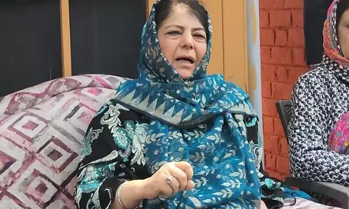 Mehbooba Mufti ने नौसेना अधिकारी की पत्नी की शांति अपील की सराहना की Mehbooba Mufti ने नौसेना अधिकारी की पत्नी की शांति अपील की सराहना की