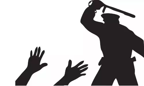 पुलिस ने महोत्सव में आए युवकों की पिटाई की